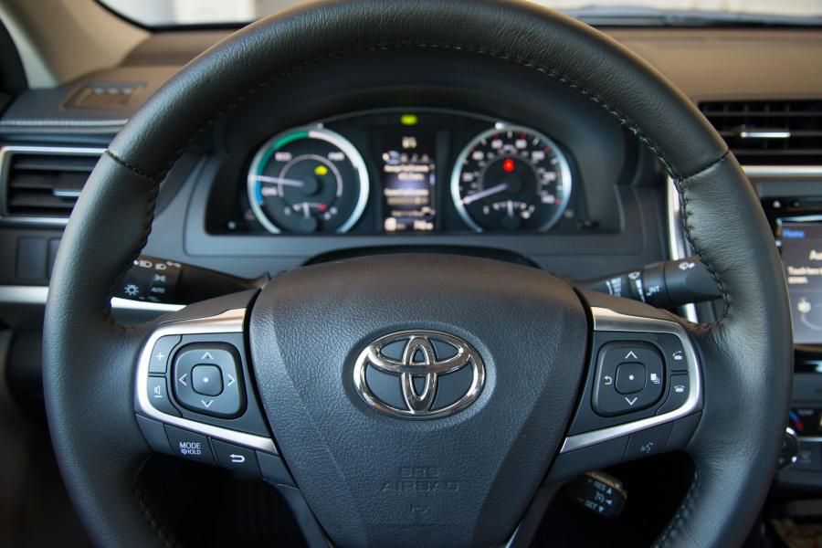  Toyota Camry Hybrid 2015 года  (US) (фото 12 из 28)